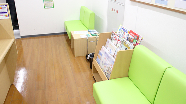 ウェルパーク薬局東村山東口店の待合スペース