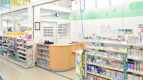 ドラッグセイムス　高知駅前薬局の入口