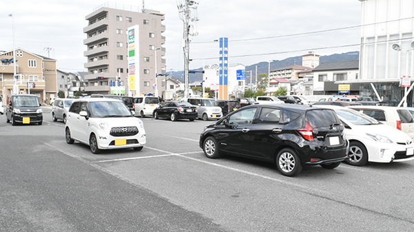ドラッグセイムス　高知駅前薬局の駐車場