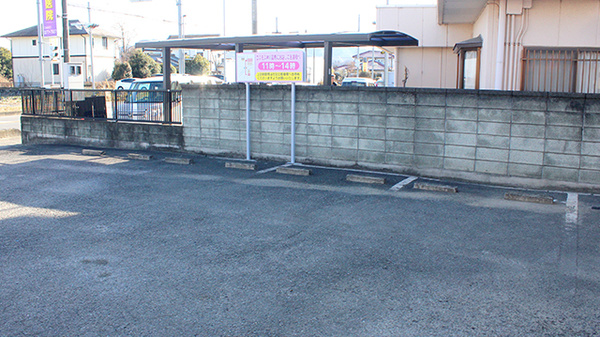 コスモス神川薬局の駐車場