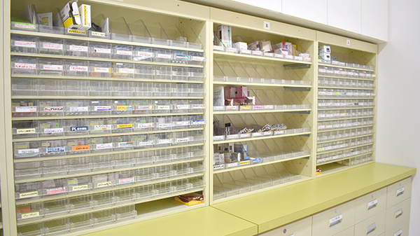 野間薬局　南片江店の薬棚
