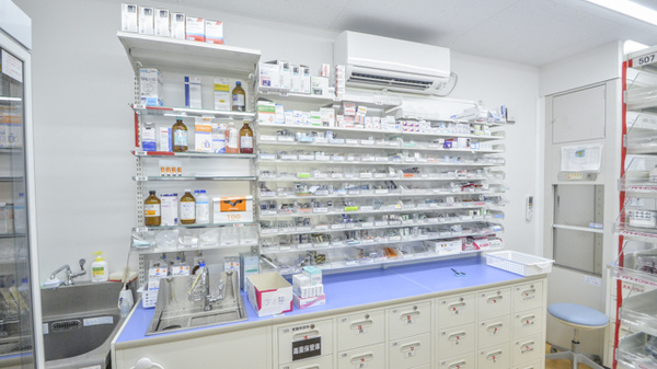 調剤薬局ツルハドラッグ小樽錦町店の薬棚