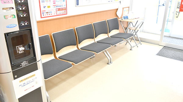 調剤薬局ツルハドラッグ薊野店の待合スペース