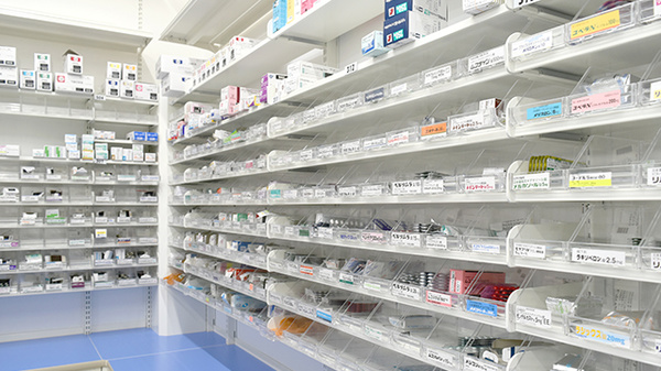 調剤薬局ツルハドラッグ薊野店の薬棚