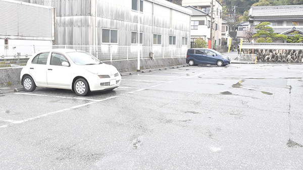 調剤薬局ツルハドラッグ薊野店の駐車場