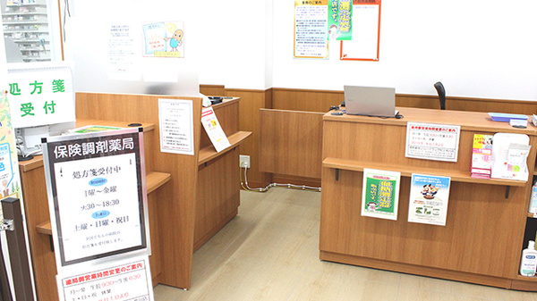 調剤薬局ツルハドラッグ村上荒川店の受付/カウンター