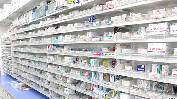 調剤薬局ツルハドラッグ村上荒川店の薬棚