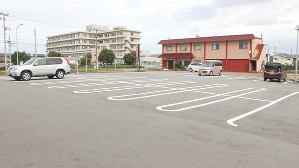 調剤薬局ツルハドラッグ村上荒川店の駐車場