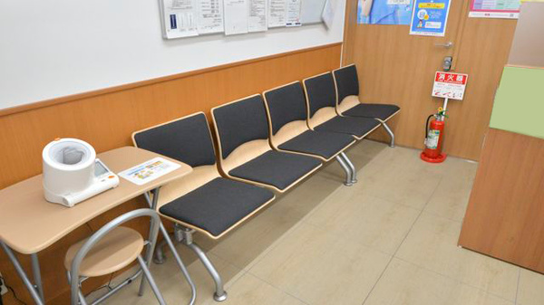 調剤薬局ツルハドラッグ新潟女池店の待合スペース