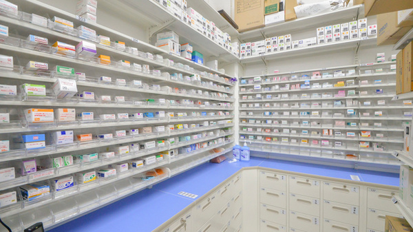 調剤薬局ツルハドラッグ新潟女池店の薬棚