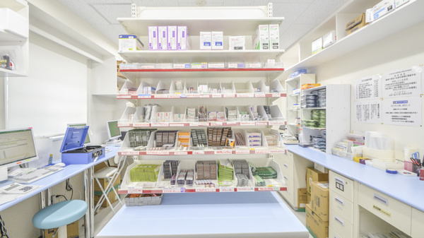 サツドラ薬局　南33条店の薬棚