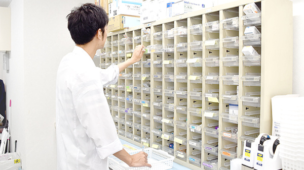 くすりのおうち湘南薬局の作業風景
