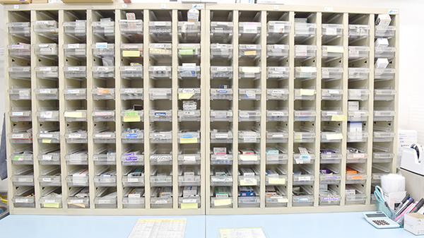 くすりのおうち湘南薬局の薬棚