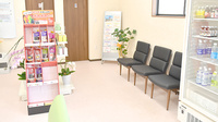 もみの木薬局　綾上店の待合スペース