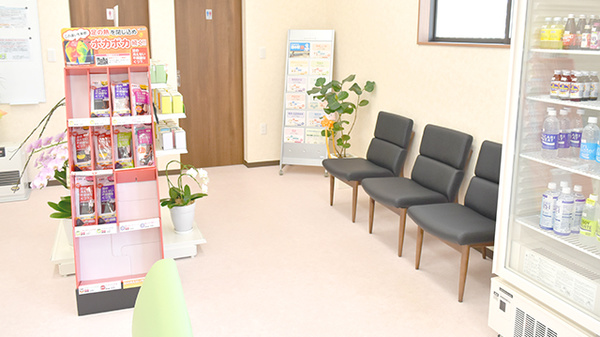 もみの木薬局　綾上店の待合スペース