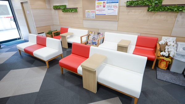 ココカラファイン薬局大阪国際がんセンター店の待合スペース