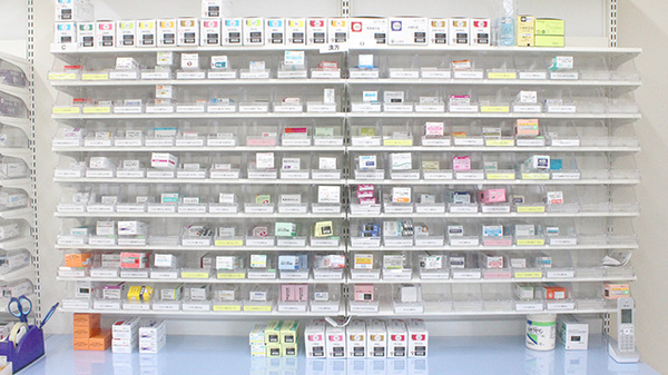 マルエ薬局前橋天川原店の薬棚