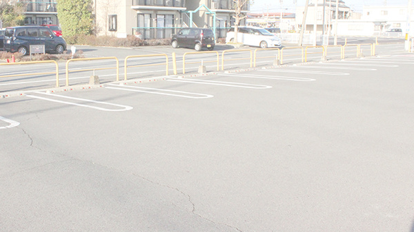 マルエ薬局並榎店の駐車場