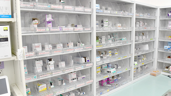 中央薬局那珂店の薬棚
