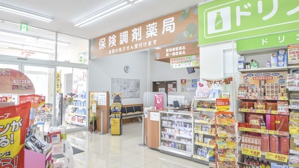調剤薬局ツルハドラッグ北見公園店の入口