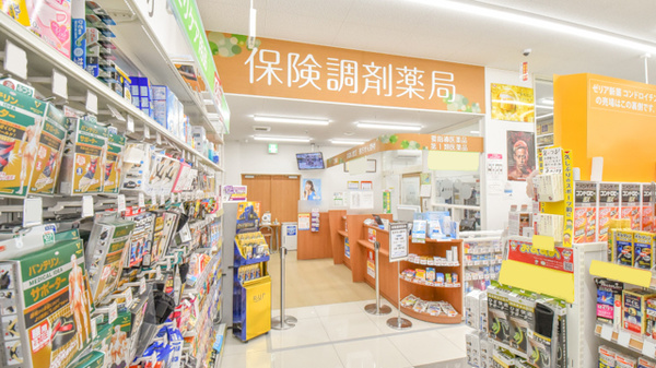 調剤薬局ツルハドラッグむつ小川店の入口