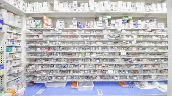 調剤薬局ツルハドラッグむつ小川店の薬棚