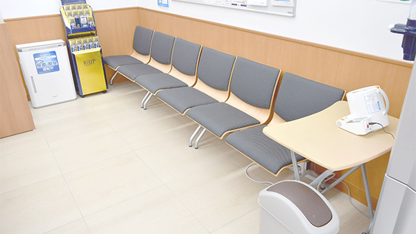 調剤薬局ツルハドラッグ上溝店の待合スペース