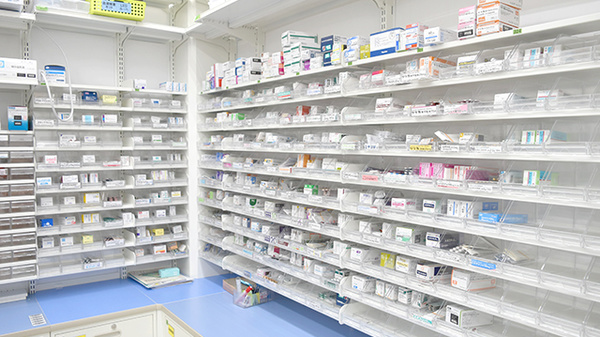 調剤薬局ツルハドラッグ上溝店の薬棚