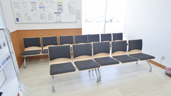 ツルハドラッグイオンタウン矢本調剤薬局の待合スペース