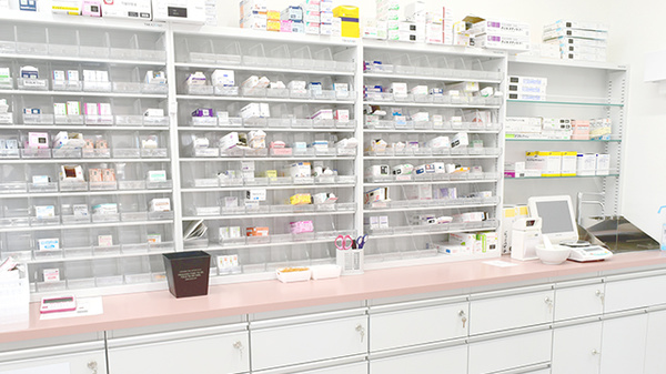 伊勢調剤薬局　一之木店の薬棚