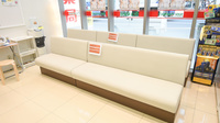 スギ薬局　名駅北店の待合スペース