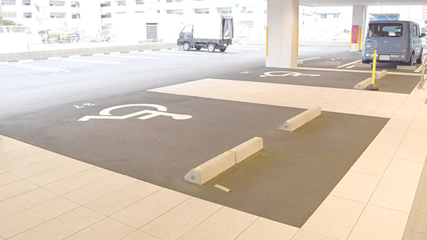 康仁薬局楽々園店の駐車場
