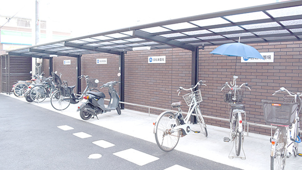 康仁薬局楽々園店の駐輪場