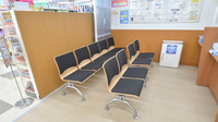 調剤薬局ツルハドラッグ大阪南住吉店の待合スペース