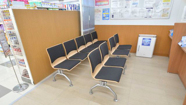 調剤薬局ツルハドラッグ大阪南住吉店の待合スペース