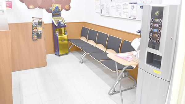 調剤薬局ツルハドラッグ磯部店の待合スペース