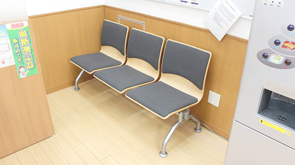 調剤薬局ツルハドラッグ千葉中央3丁目店の待合スペース