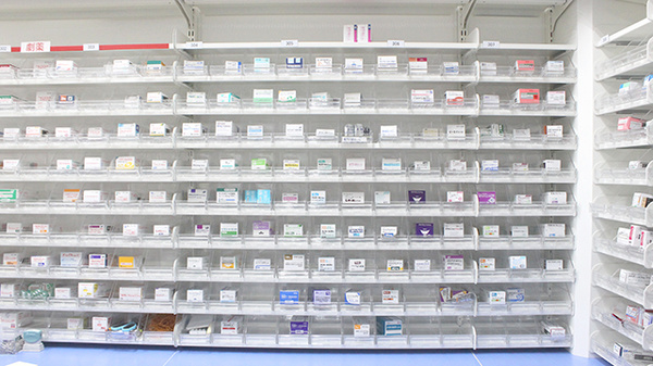 調剤薬局ツルハドラッグ千葉中央3丁目店の薬棚