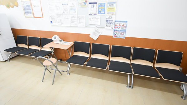 調剤薬局ツルハドラッグキセラ川西店の待合スペース