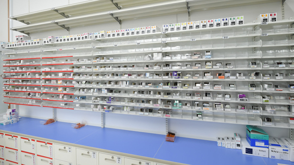 調剤薬局ツルハドラッグキセラ川西店の薬棚