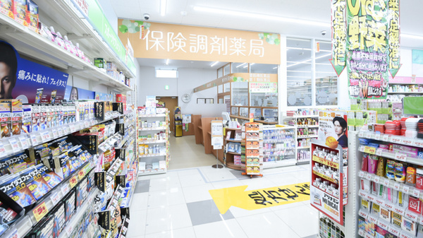 調剤薬局ツルハドラッグキセラ川西店の入口