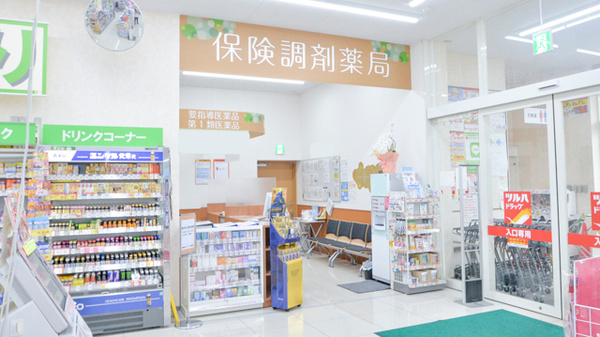 調剤薬局ツルハドラッグ東根神町店の入口