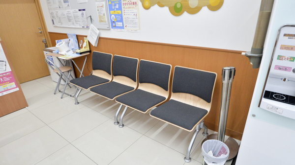 調剤薬局ツルハドラッグ東根神町店の待合スペース