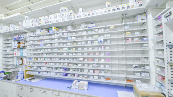 調剤薬局ツルハドラッグ東根神町店の薬棚