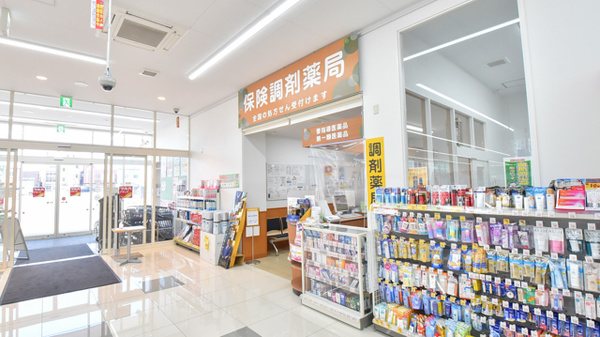 調剤薬局ツルハドラッグ旭川4条店の入口