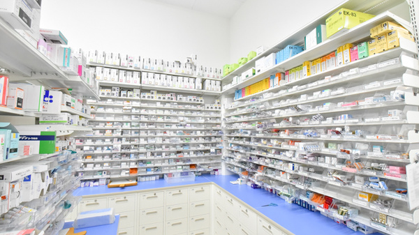 調剤薬局ツルハドラッグ旭川4条店の薬棚