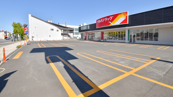 調剤薬局ツルハドラッグ旭川4条店の駐車場