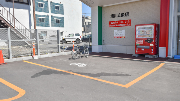 調剤薬局ツルハドラッグ旭川4条店の駐輪場
