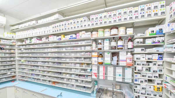 調剤薬局ツルハドラッグ石巻広渕店の薬棚