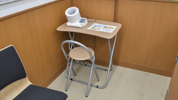 調剤薬局ツルハドラッグ伏見直違橋店の血圧計